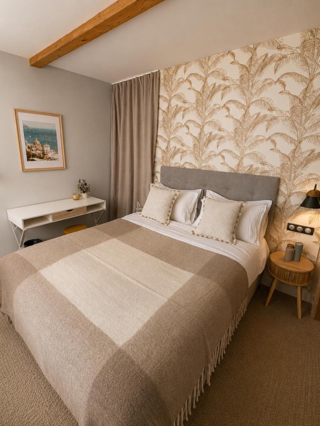 Deluxe Double Room Shower